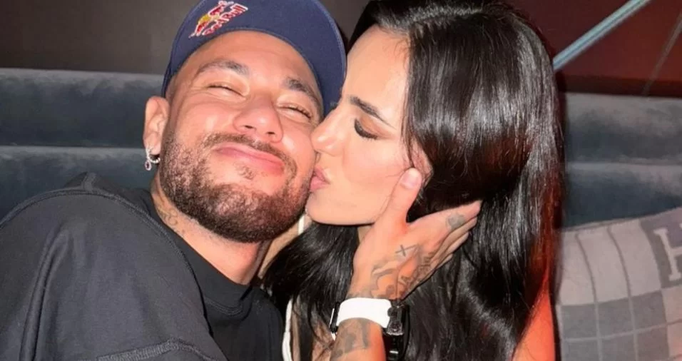 Neymar e Bruna Biancardi posam juntos em momento de carinho em suas redes sociais