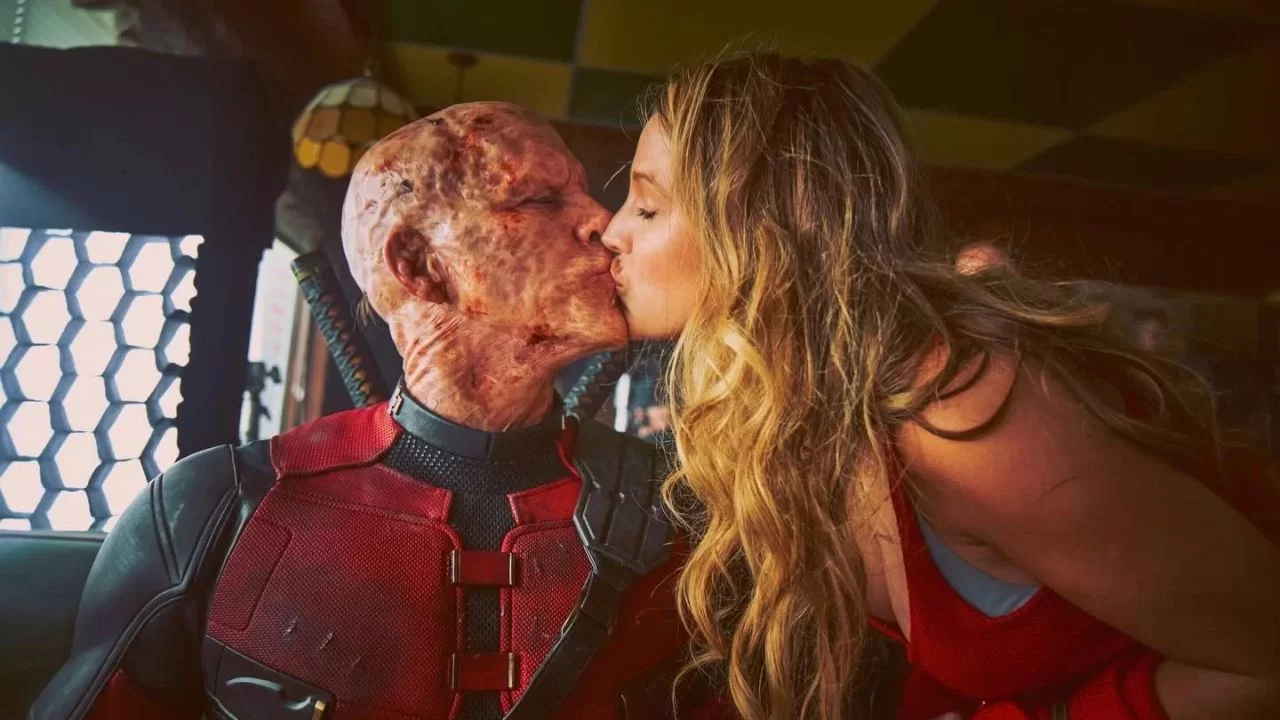 Ryan Reynolds e Blake Lively aos beijos durante bastidores de gravação