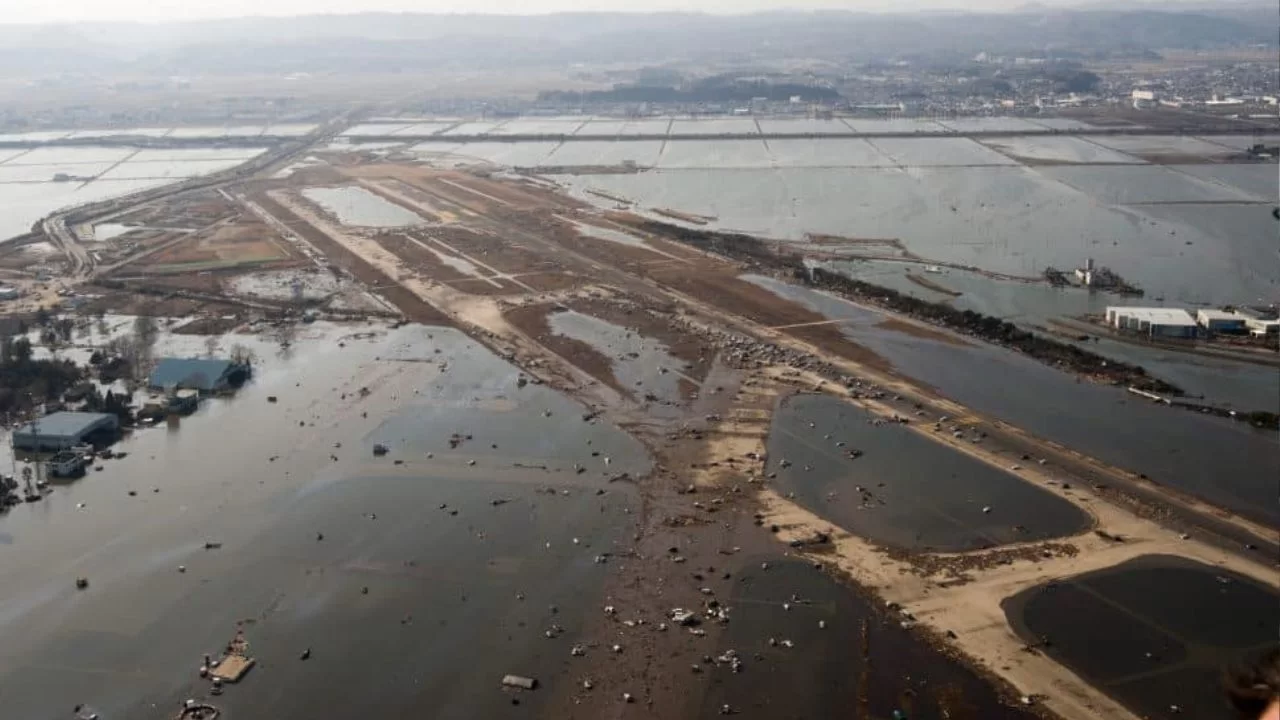 Aeroporto de Sendai após destruição do tsunami