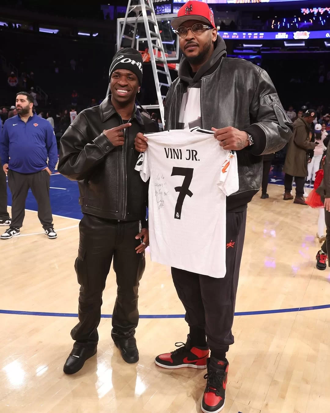 Vini Jr em uma partida da NBA ao lado de Carmelo Anthony (Foto: reprodução/Instagram/@vinijr) Lorena Bueri