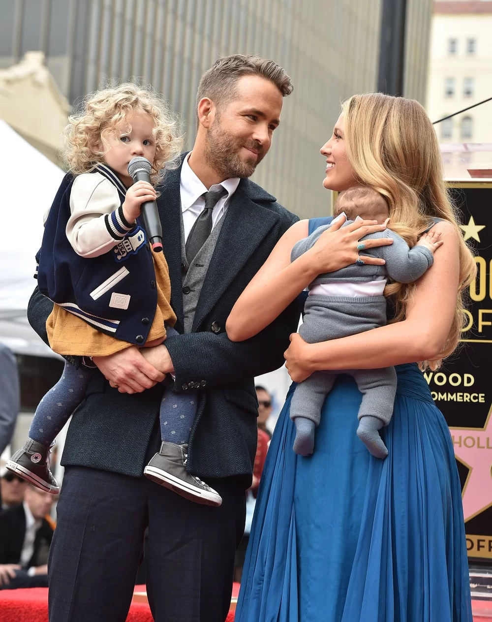 Ryan Reynolds e Blake Lively com dois dos quatro filhos do casal