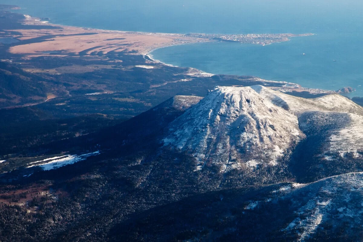 Imagem aérea de região vulcânica das ilhas Curilas