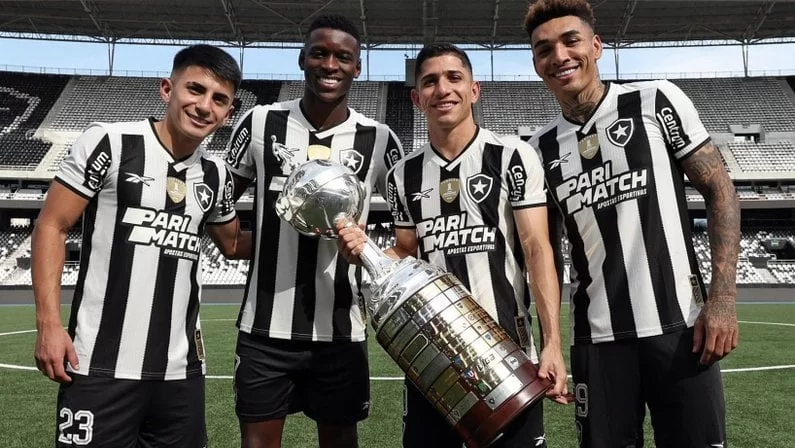 Três integrantes do quarteto fantástico do Botafogo figuram lista de finalistas indicados ao prêmio: Almada (à esquerda), Luiz Henrique (no centro) e Savarino (segurando o troféu) (Foto:reproduçao/Botafogo/Vitor Silva)