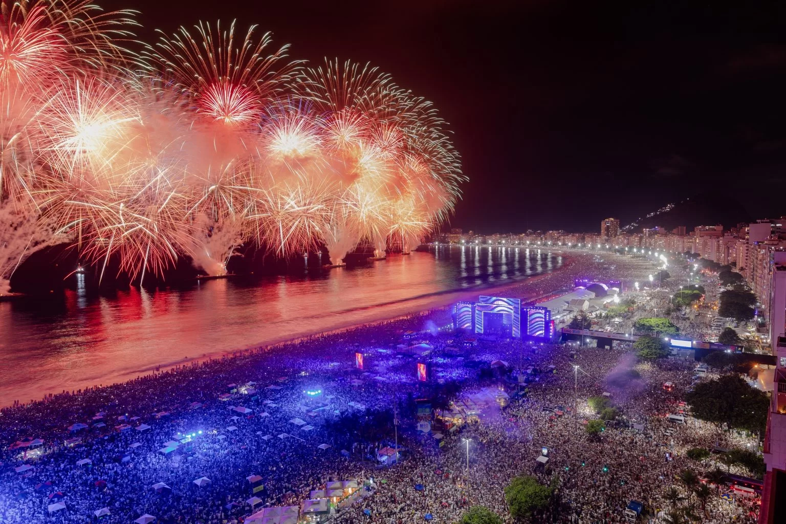 Queima de fogos no palco Rio em Copacabana