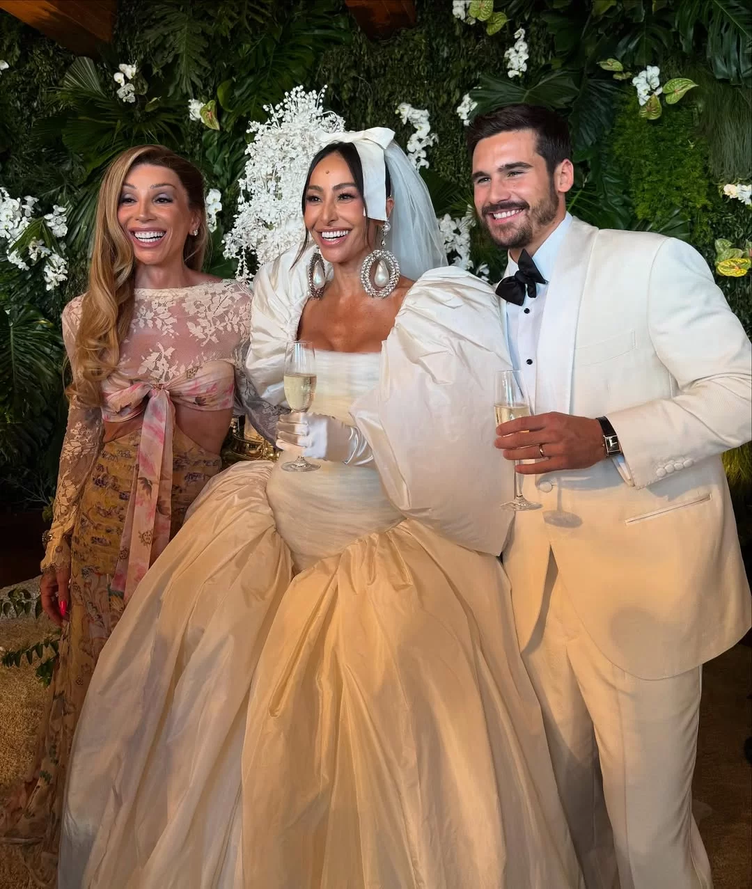 Maya Massafera com os noivos, Sabrina Sato e Nicolas Prattes. Foto (reprodução/ Instagram/ @mayamassafera) Lorena Bueri