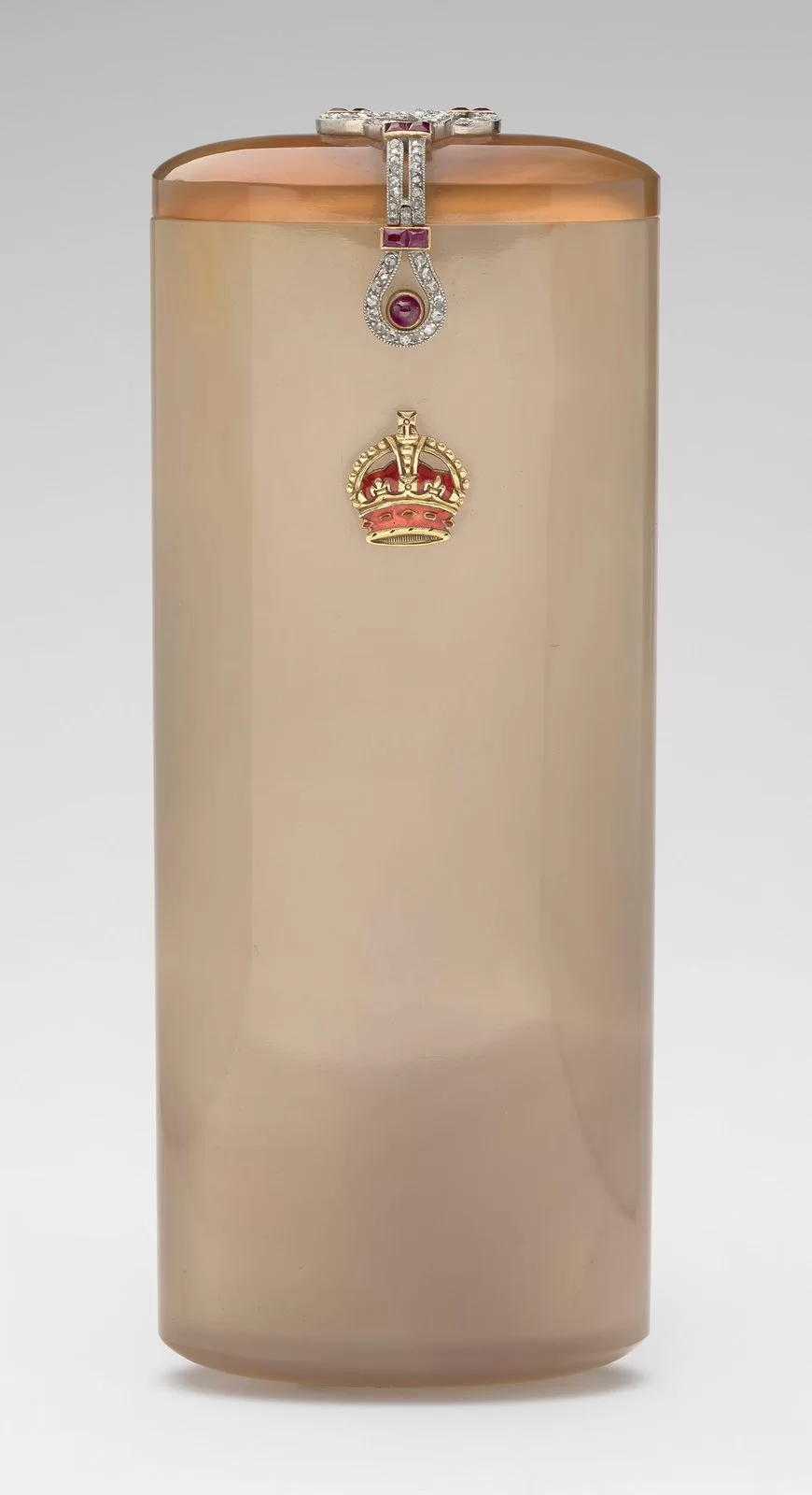 Estojo de cristal da Cartier, com rubis e diamantes (Foto: reprodução/Royal Collection Enterprises Limited 2024 | Royal Collection Trust) Lorena Bueri