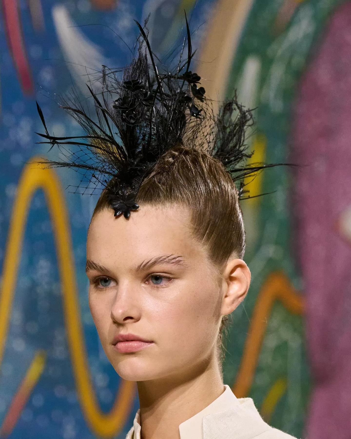 Penteado de desfile da Dior em Paris (Foto: reprodução/Instagram/@stephenjonesmillinery) Lorena Bueri