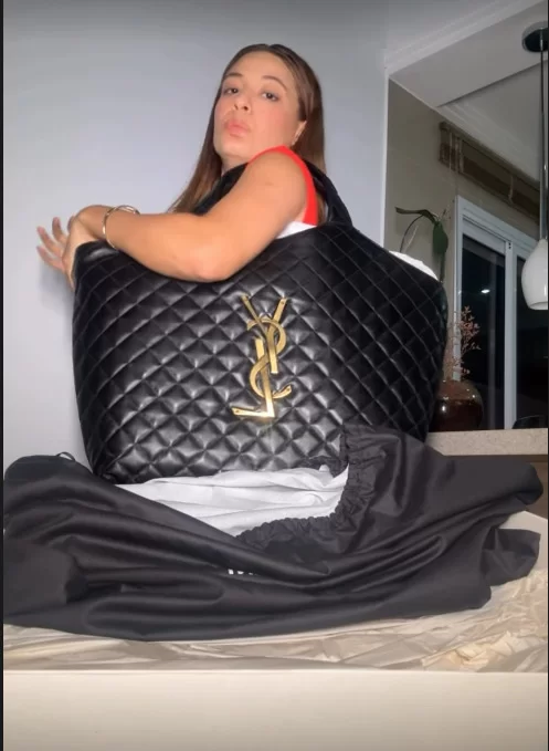 Beatriz Reis mostra a bolsa da YSL avaliada em R$29 mil que comprou recentemente (Foto: reprodução/Instagram/@beatrizreisbrasil) Lorena Bueri