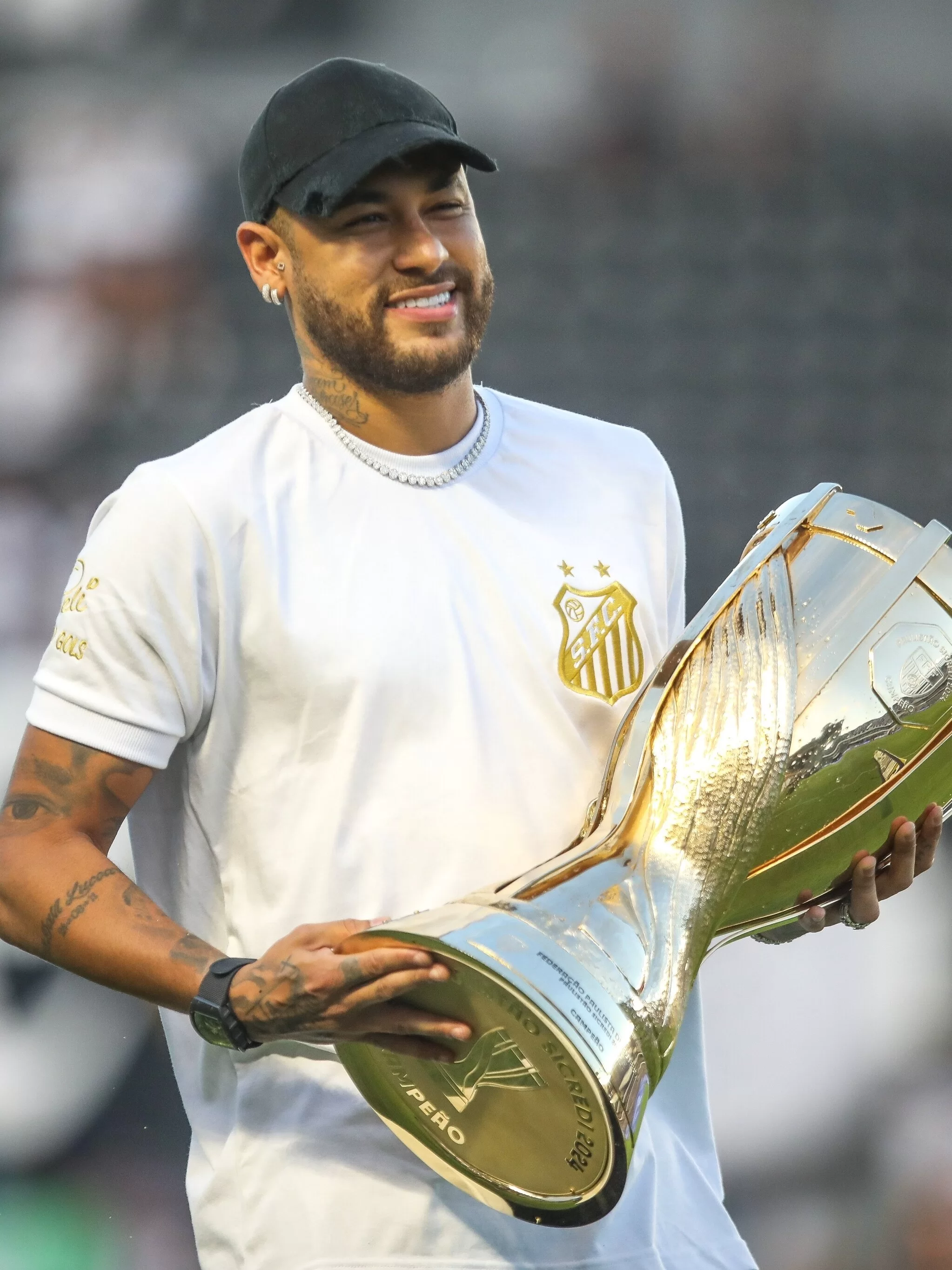 Neymar segura a taça do Paulistão