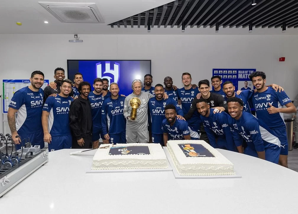 Jorge Jesus e elenco em comemorações no Al-Hilal (Foto:reprodução/Instagram/@jorgejesus)