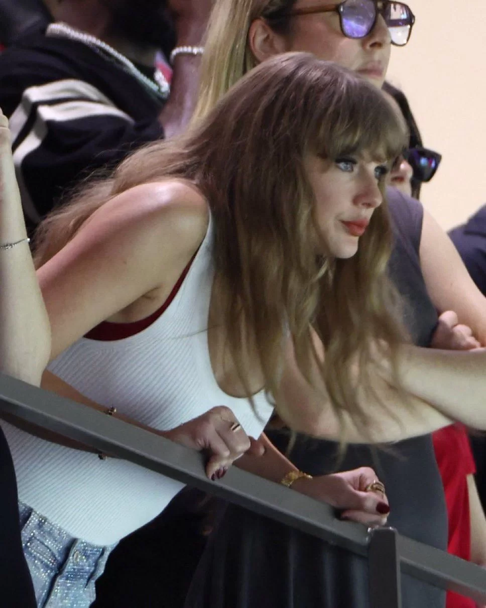 Taylor Swift assiste ao jogo Chiefs x Eagles durante o Super Bowl (Foto: reprodução/X/@taylorswiftbr) Lorena Bueri