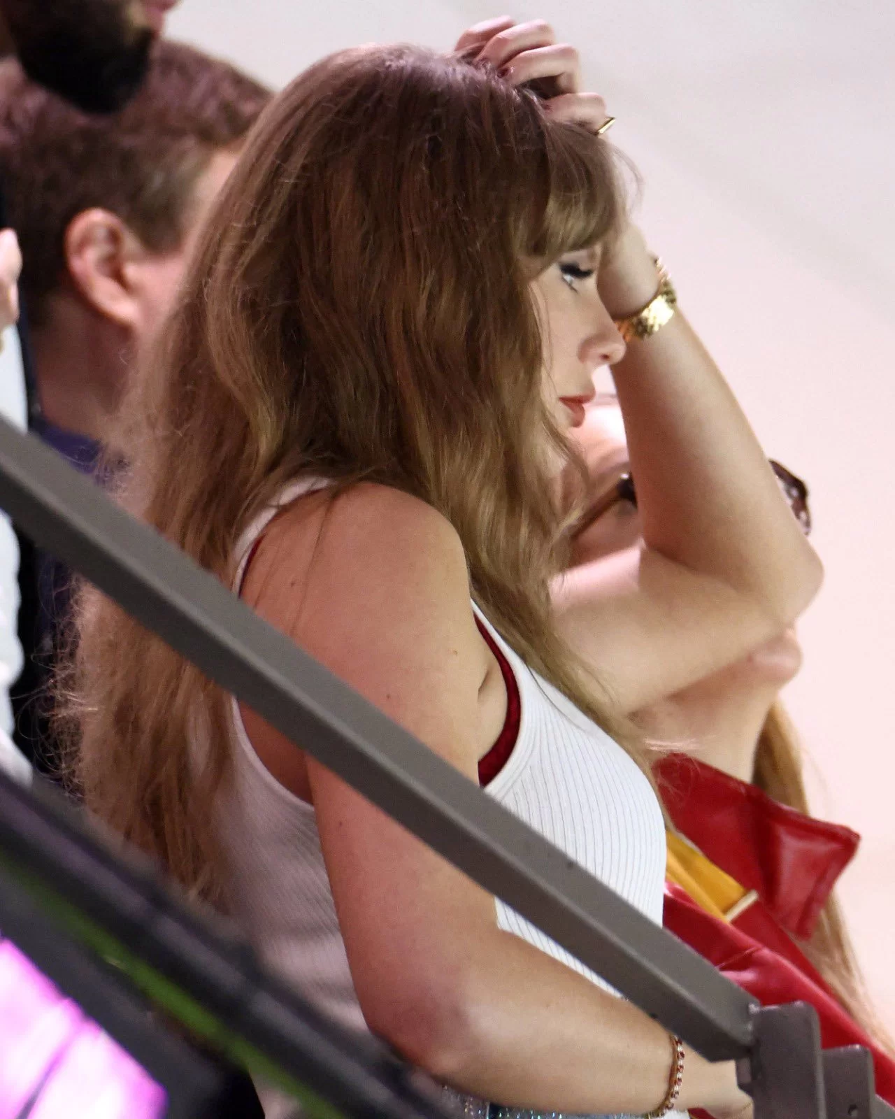 Taylor Swift assiste ao jogo Chiefs x Eagles durante o Super Bowl (Foto: reprodução/X/@taylorswiftbr) Lorena Bueri