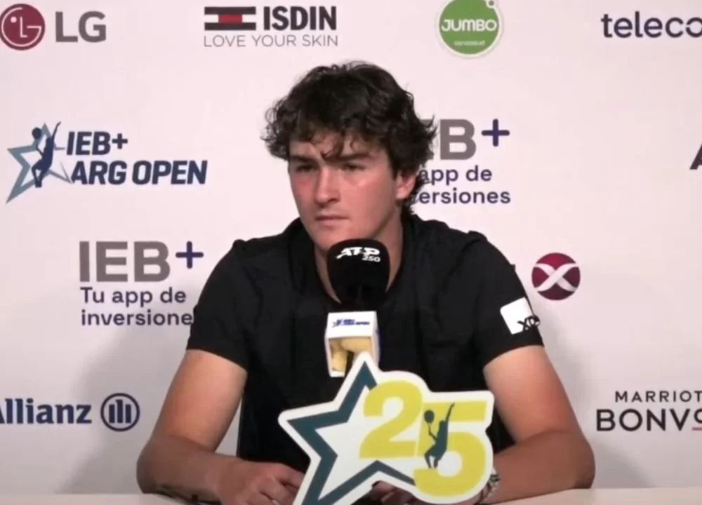 João Fonseca durante entrevista coletiva (Foto: Reprodução/YouTube/IEB+ Argentina Open)