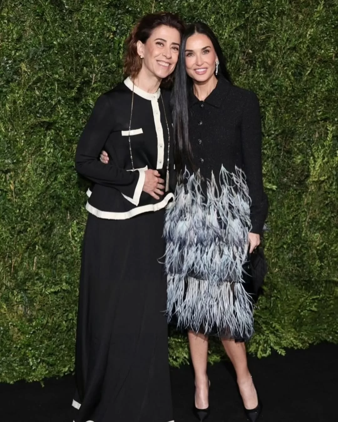 Fernanda Torres posa ao lado de Walter Salles e Demi Moore na festa organizada pela Chanel para celebrar o Bafta (Foto: reprodução/Instagram/@oficialfernandatorres) Lorena Bueri