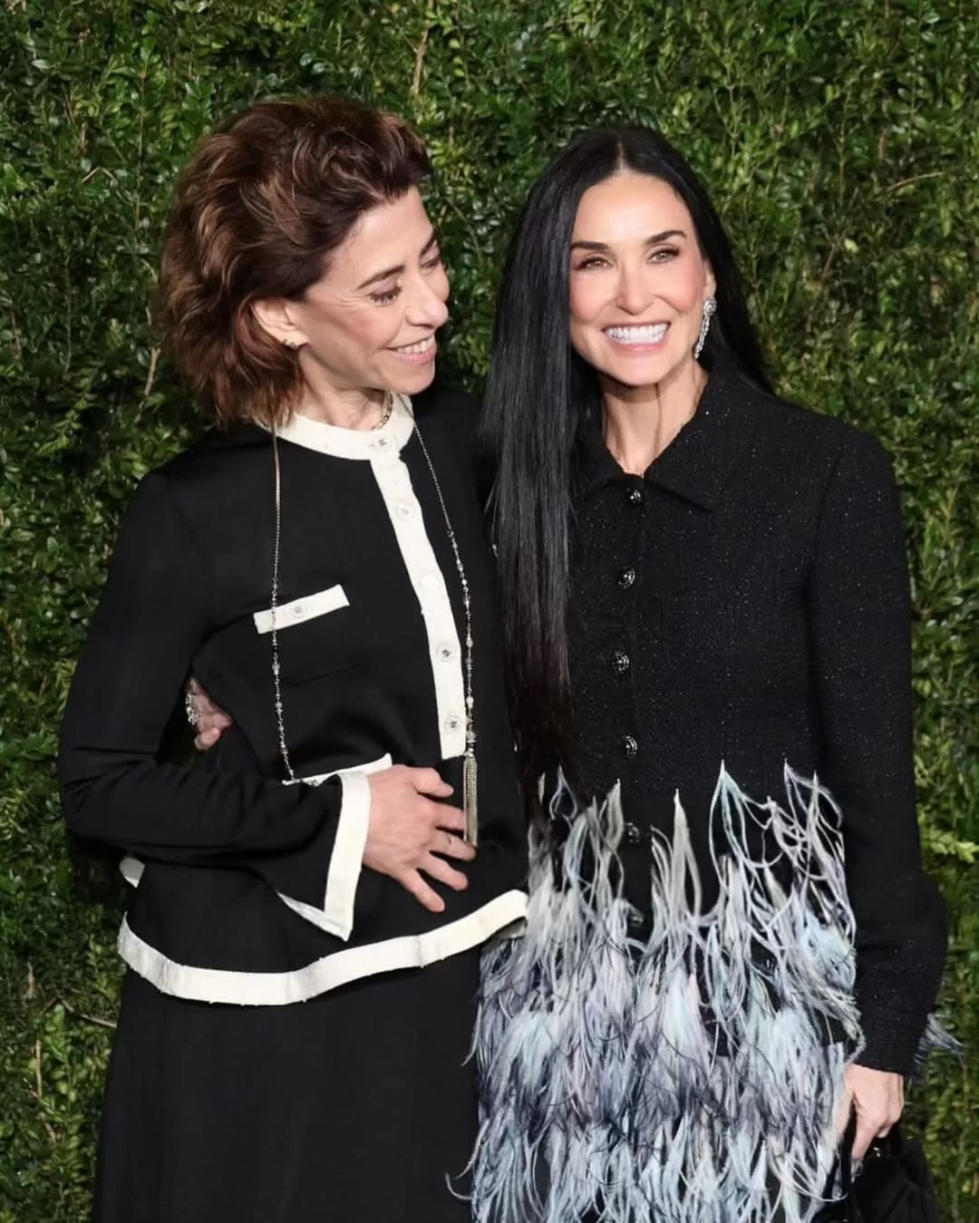 Fernanda Torres posa ao lado de Walter Salles e Demi Moore na festa organizada pela Chanel para celebrar o Bafta (Foto: reprodução/Instagram/@oficialfernandatorres) Lorena Bueri