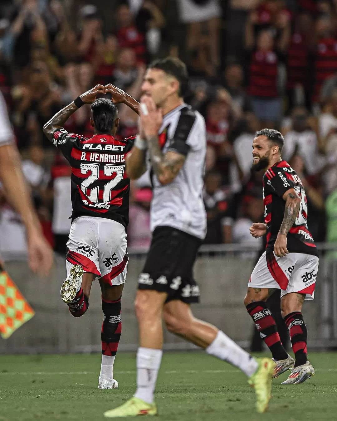 Michael e BH comemorando o primeiro gol do clássico contra o Vasco (Foto:reprodução/Instagram/@flamengo)