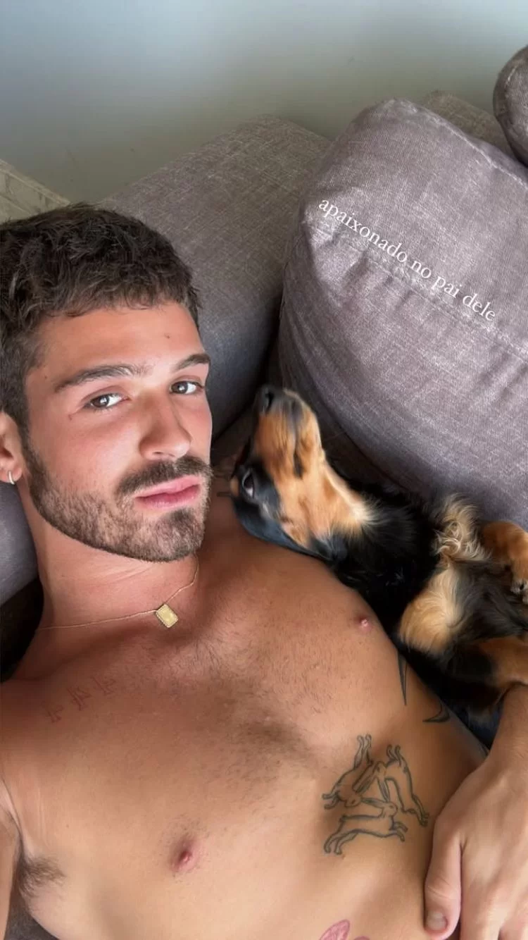 João Guilherme juntos de seu cachorrinho de estimação ( foto: ( reprodução/ Instagram/ @joaoguilherme ) Lorena Bueri