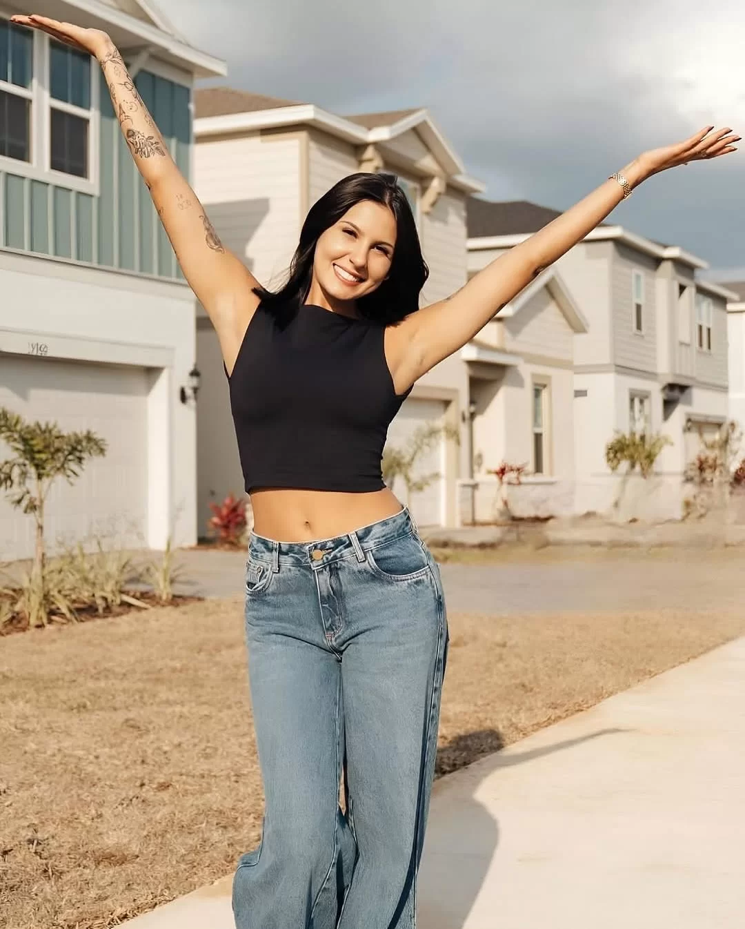 Ana Castela posa em frente a sua nova casa em Orlando (Foto: Reprodução/Instagram/@qgdaanacastela)