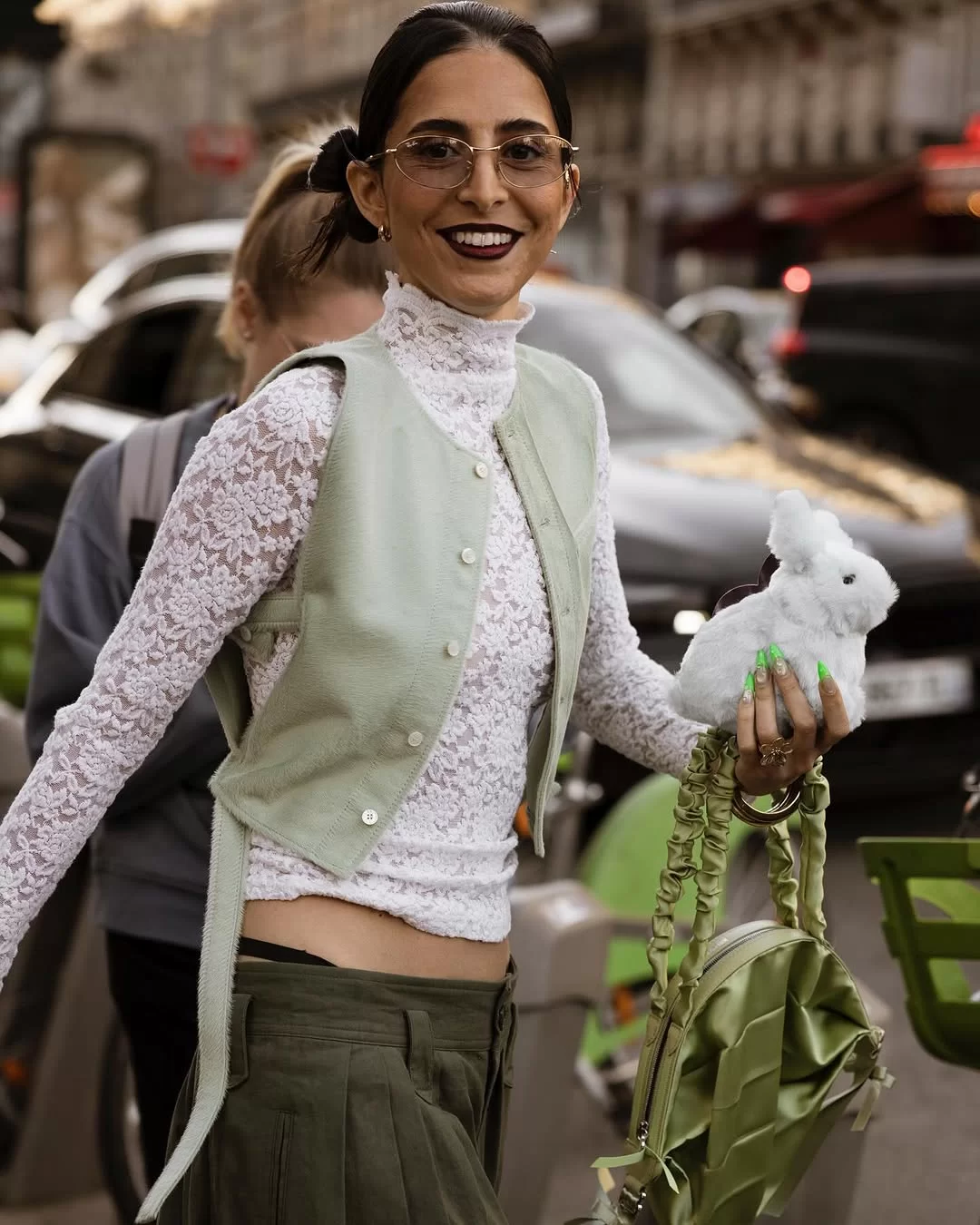 Mulher com blusa de renda em Paris