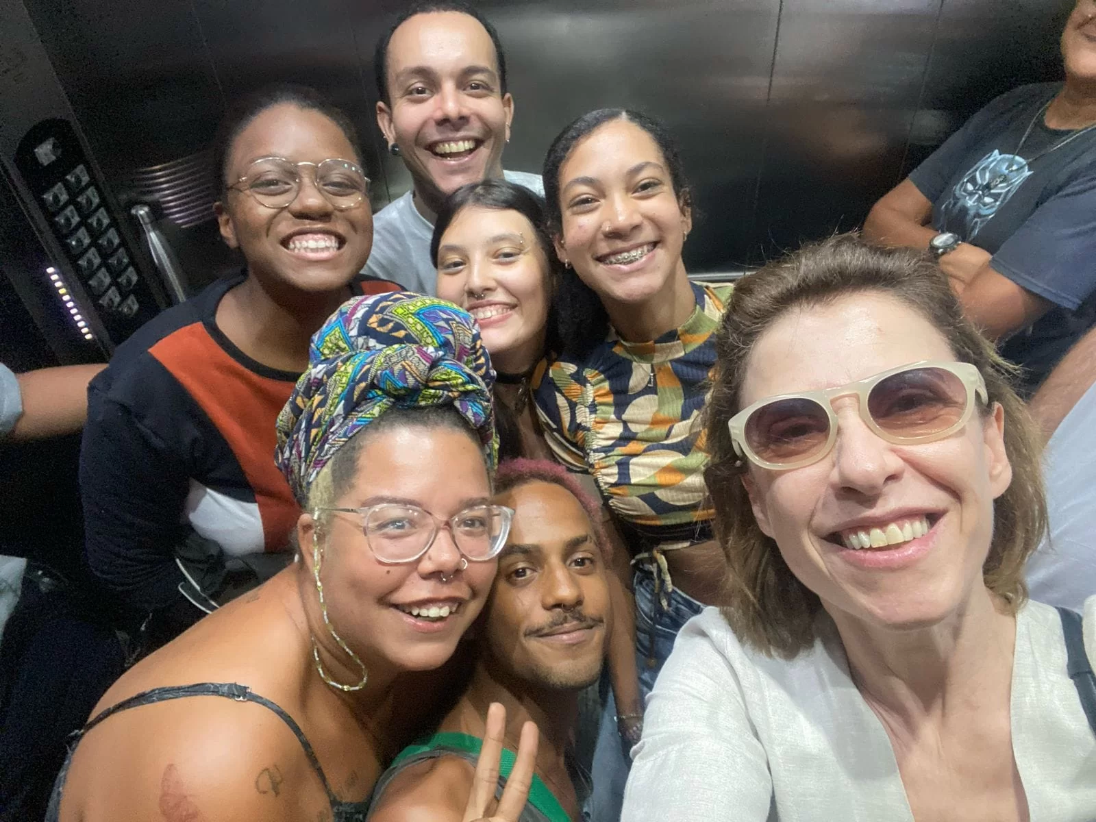 Fernanda encontra fãs no elevador da UERJ (Foto: reprodução/X/@geografah) Lorena Bueri