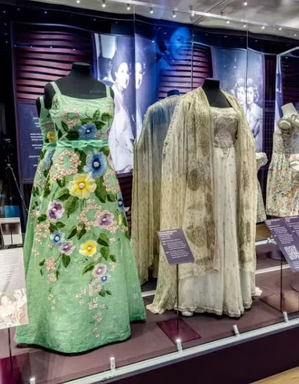 Vestidos combinando usados ​​pelas princesas Elizabeth e Margaret (Foto: reprodução/site/Historic Royal Palaces) Lorena Bueri