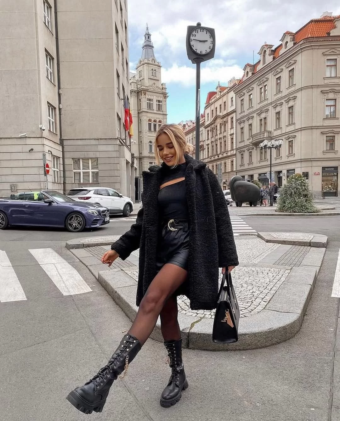 Modelo usa look all black (Foto: reprodução/Instagram/@ olavogaa) Lorena Bueri