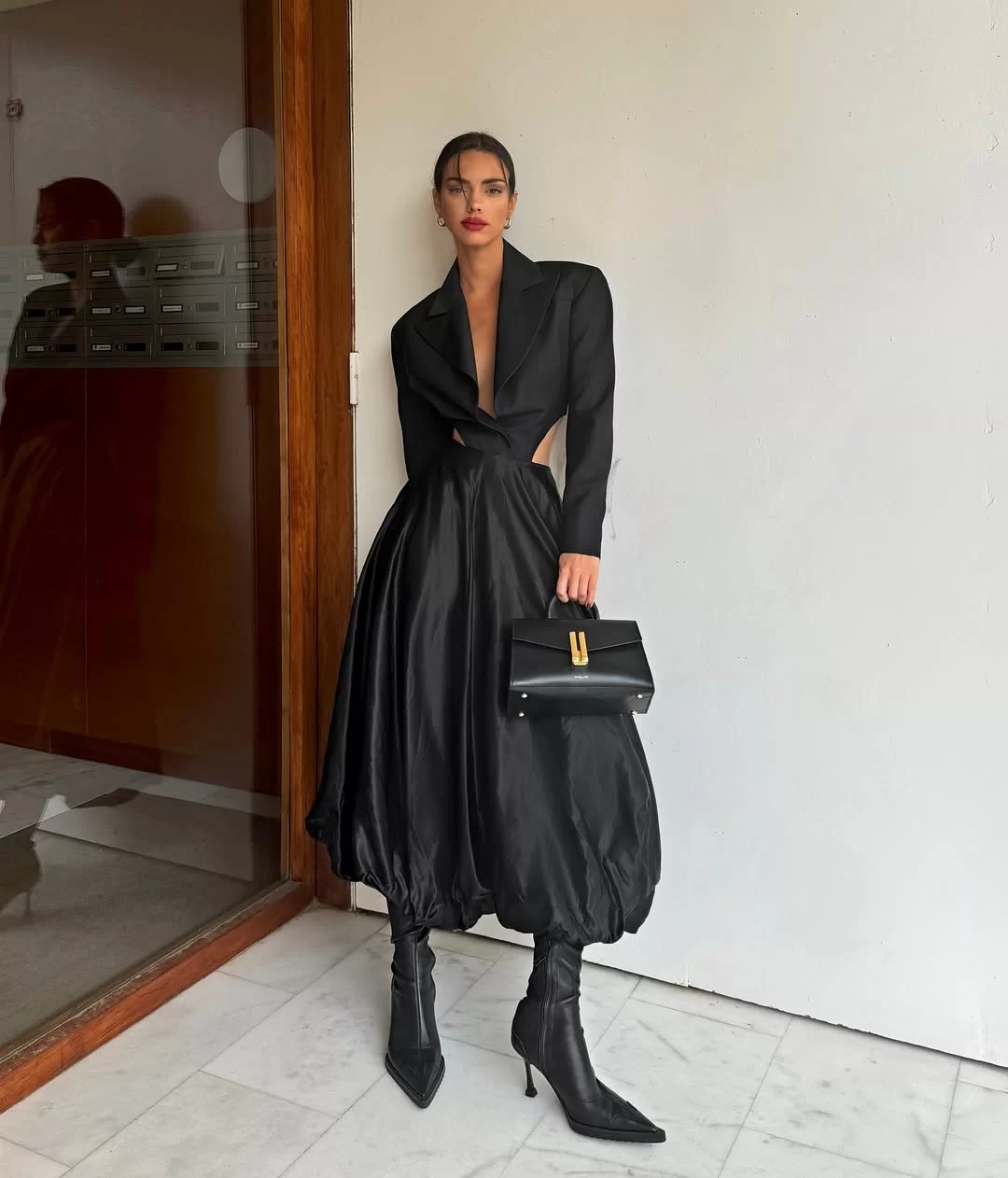 Modelo usa look all black (Foto: reprodução/Instagram/@carlotaburch) Lorena Bueri