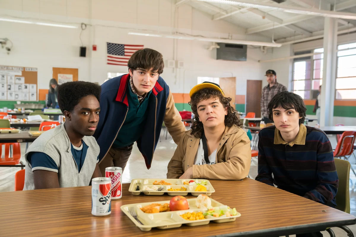 Noah, Caleb, Finn e Gaten devidamente caracterizado aos personagens (Foto: reprodução/Atsushi Nishijima/Netflix) Lorena Bueri