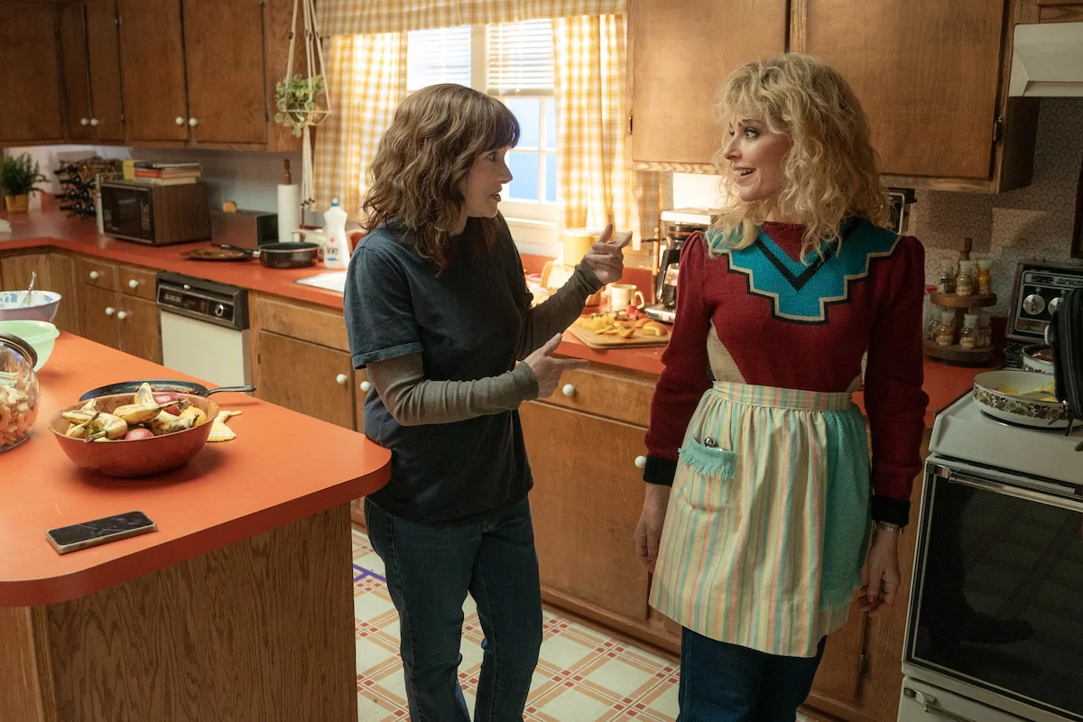 Winona Rider e Cara Buono (Foto: reprodução/Atsushi Nishijima/Netflix) Lorena Bueri
