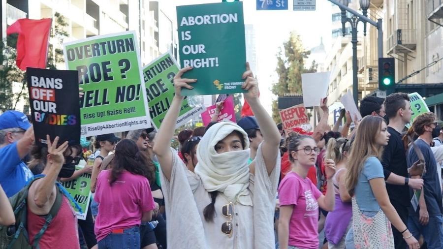 Mulher manifesta a favor do direito ao aborto na cidade de Los Angeles, Califórnia, após supremo tribunal americano derrubar o direito nesta sexta-feira (24). (Foto: Reprodução/Zeng Hui/Xinhua) Lorena Bueri