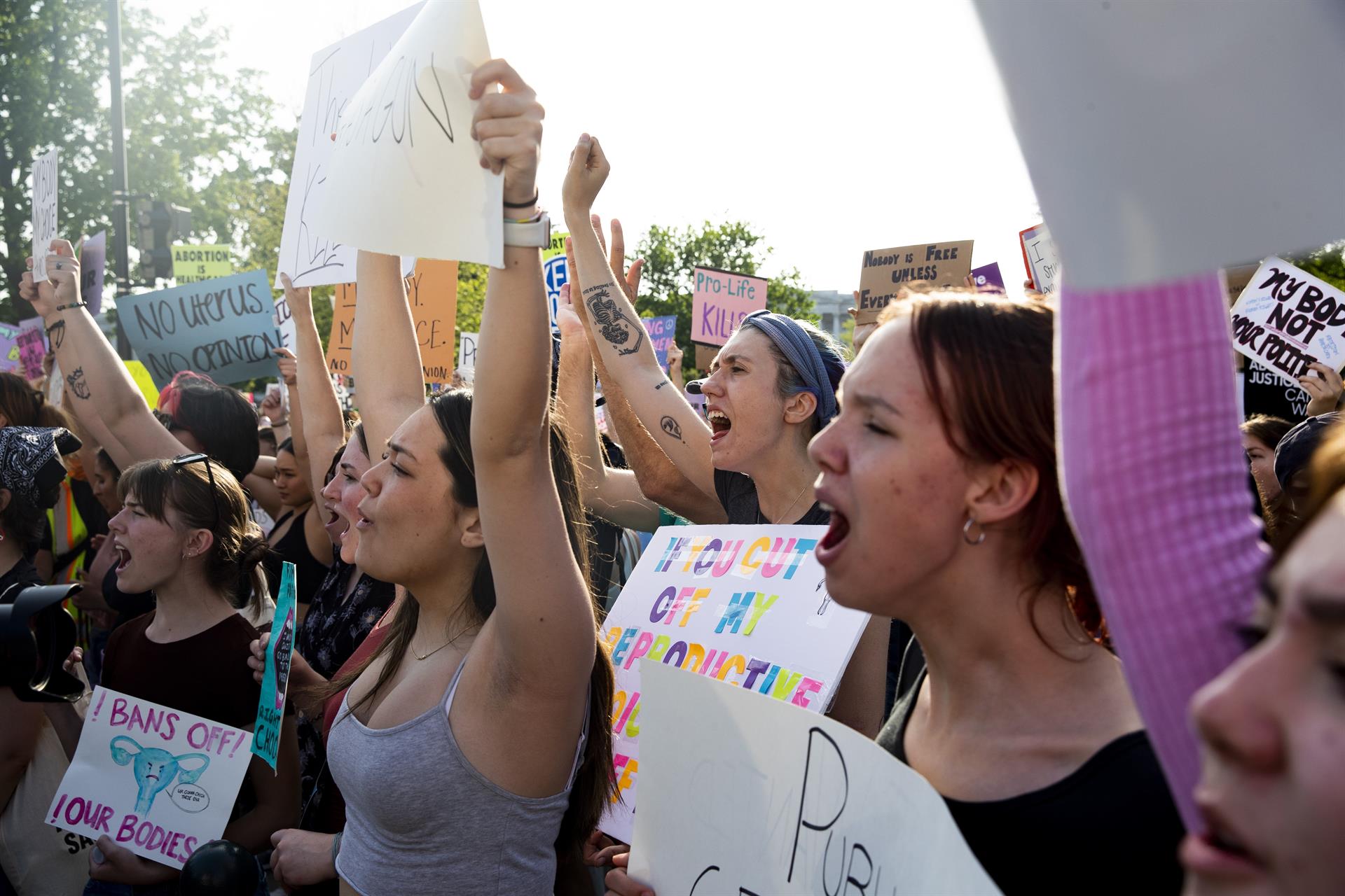 Mulheres se reunem em protestos em frente a Suprema Corte nos Estados Unidos. (Foto: Reprodução/EFE/EPA/Michael Reynolds)