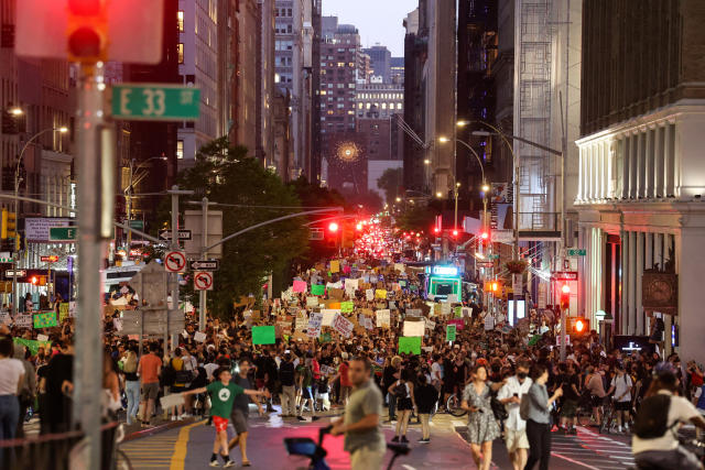 Milhares de pessoas protestam nas ruas de Nova York nesta sexta-feira contra a decisão da Suprema Corte. (Foto: Reprodução/Caitlin Ochs/Reuters)