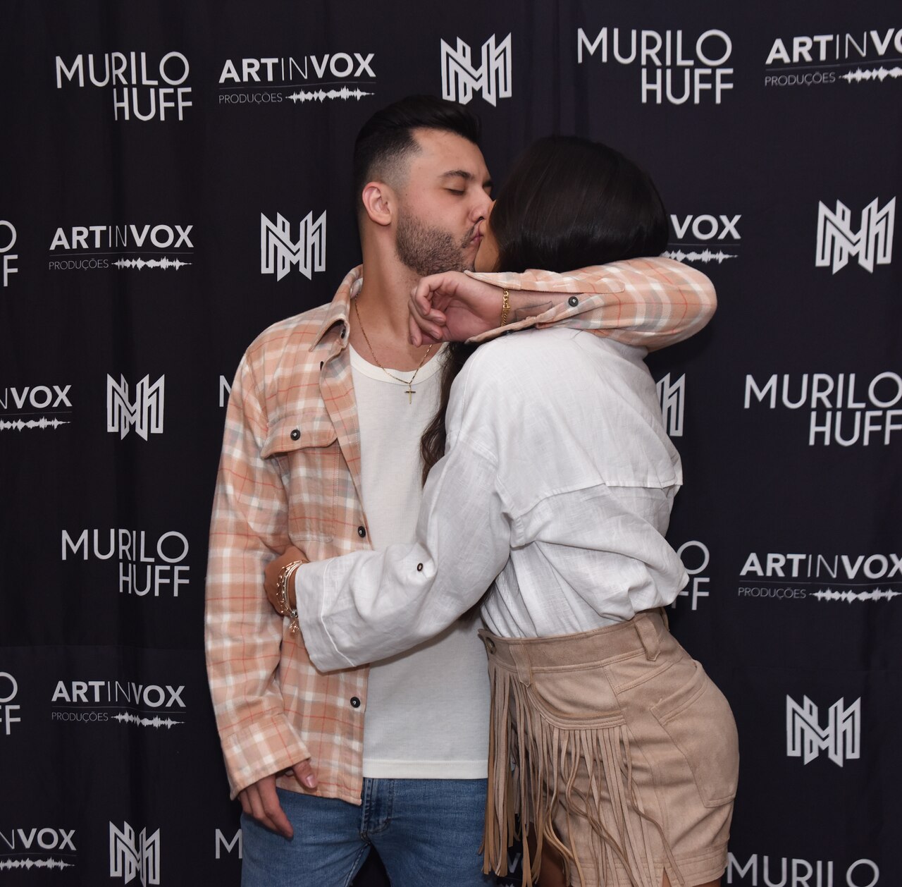 Murilo Huff e Gabriela Versiani se beijam. (Foto: Reprodução/Leo Franco/AgNews) Lorena Bueri