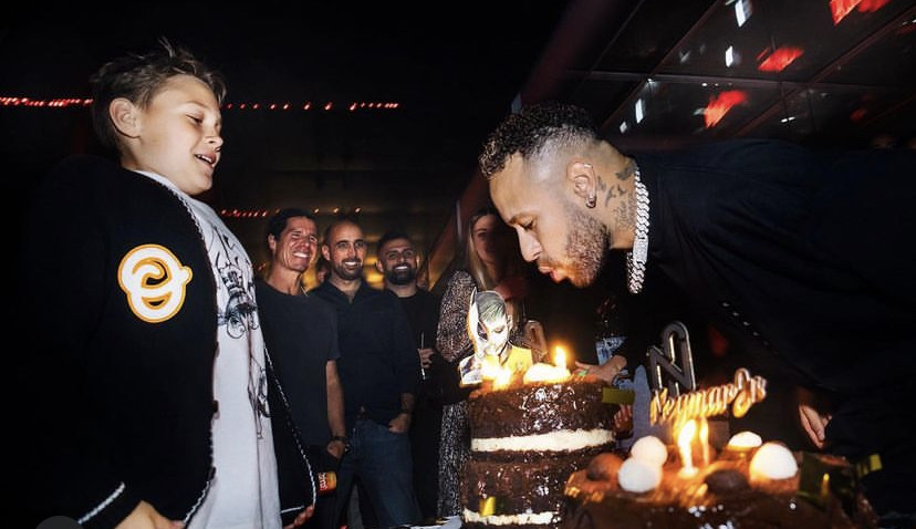Neymar com filho e amigos no seu aniversário. (Fonte: Reprodução/Instagram)