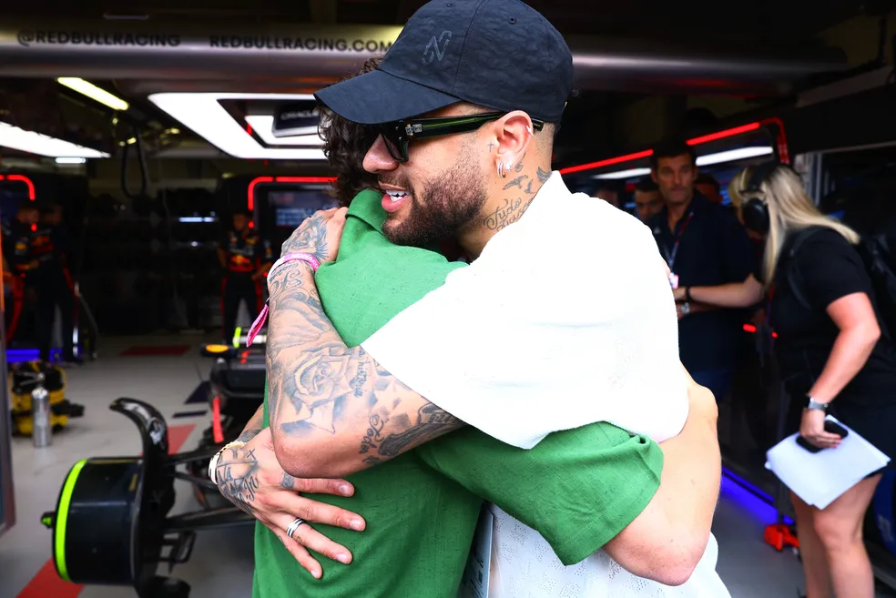 Tom Holland e Neymar se abraçam (Foto: Reprodução/Mark Thompson/Getty Images) Lorena Bueri