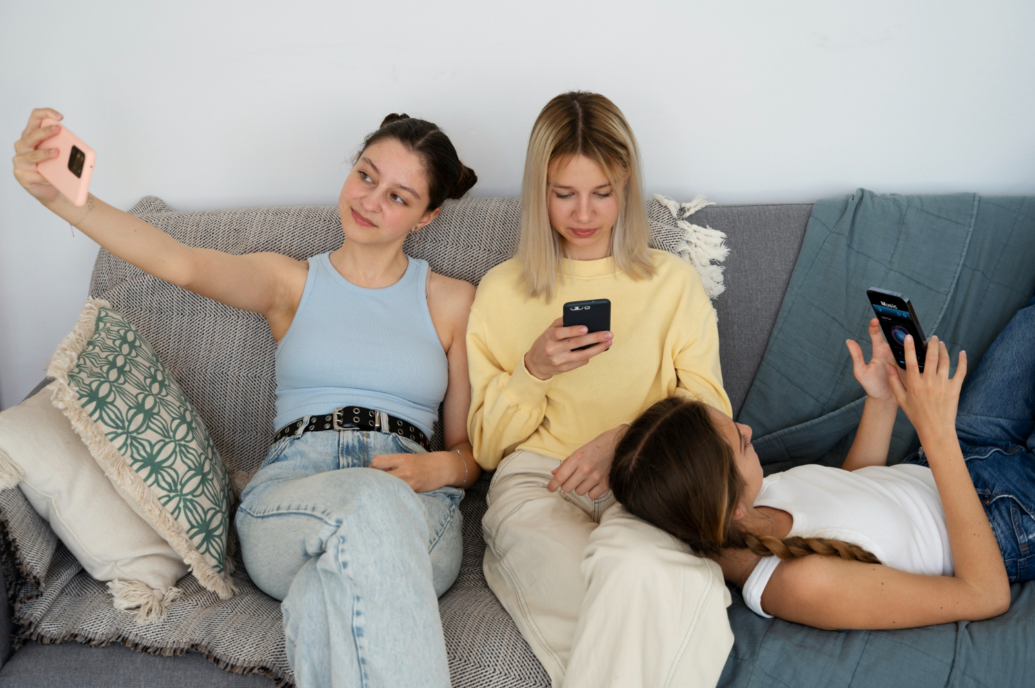 adolescentes sentadas no sofá olhando para o celular sintomas de nomofobia