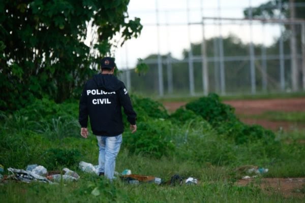 Policial Civil rondando onde o corpo foi encontrado (Reprodução\Tv Globo)