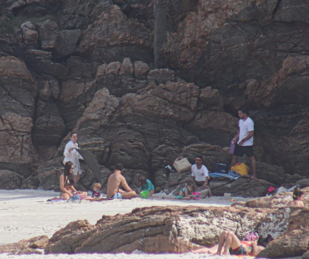 Rafa Kalimann e José Loreto curtem dia de praia juntos (Foto: AgNews)