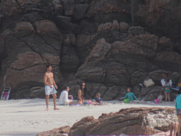 Rafa Kalimann e José Loreto curtem dia de praia juntos (Foto: AgNews)