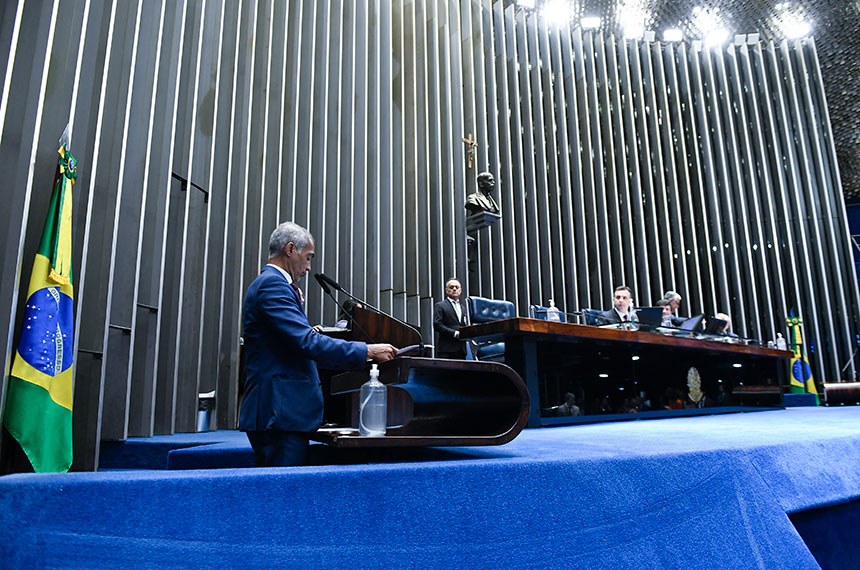 O senador Romário discursando no planário da câmara do senado