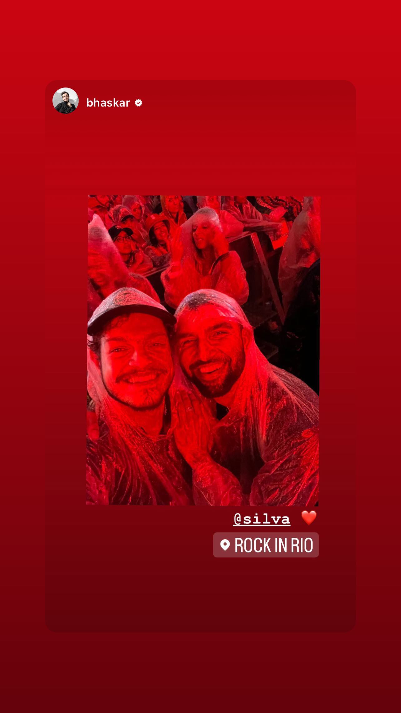 Silva com o amigo e DJ Bhaskar no show da banda Coldplay. (Foto: Reprodução/Instagram)
