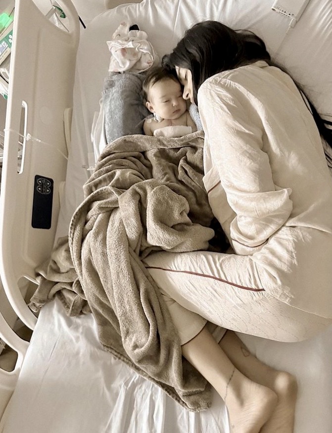 Thaila com Tereza após a cirurgia (Reprodução/Instagram @renatogoess) Lorena Bueri