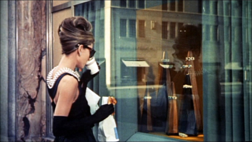 Cena do filme Breakfast at Tiffany's, de 1961, que eternizou nas telas o luxo da marca. Reprodução/Divulgação