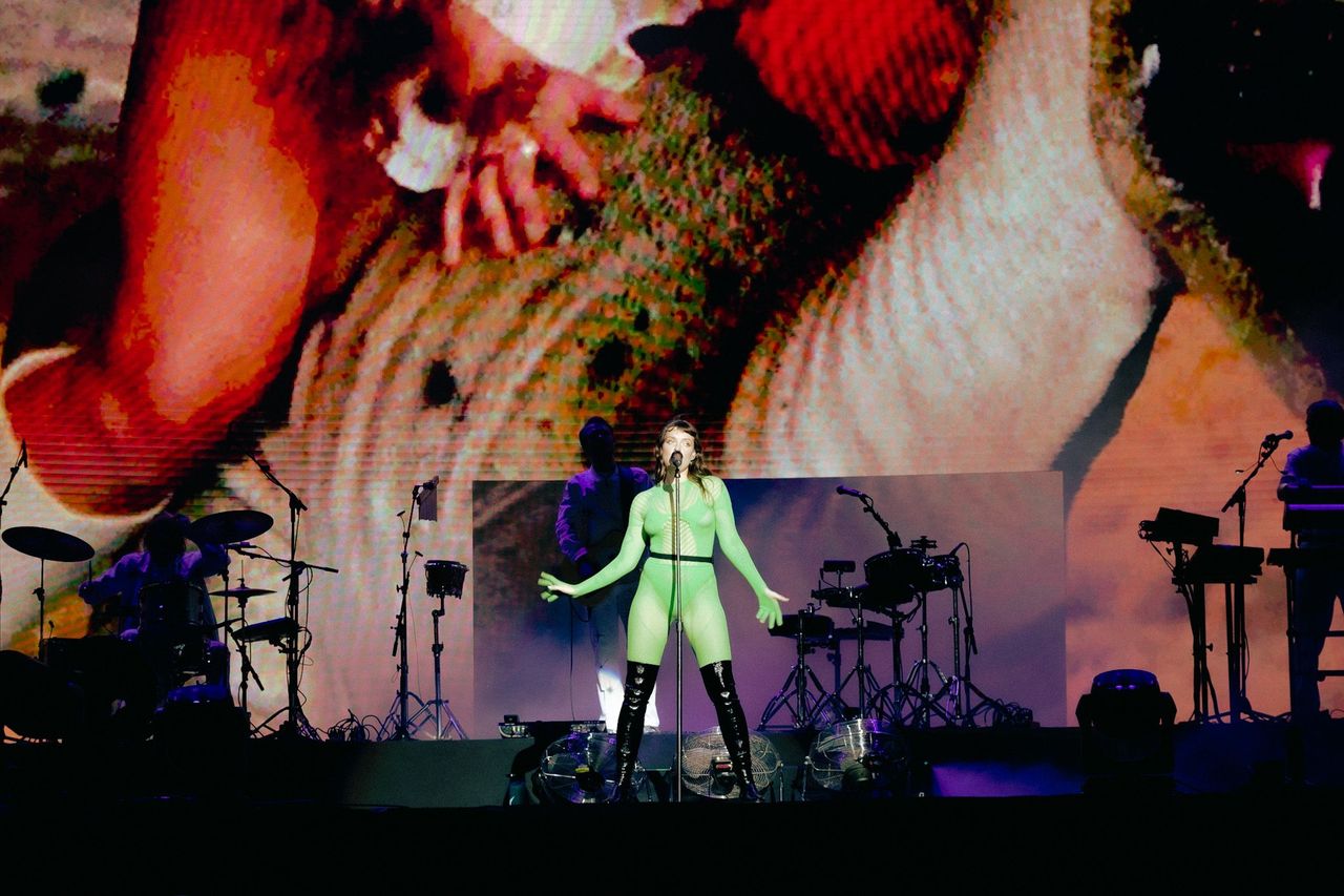 cantora Tove Lo se apresentando no Lollapalooza (Foto: Reprodução/Isabel Vernier/T4F) Lorena Bueri