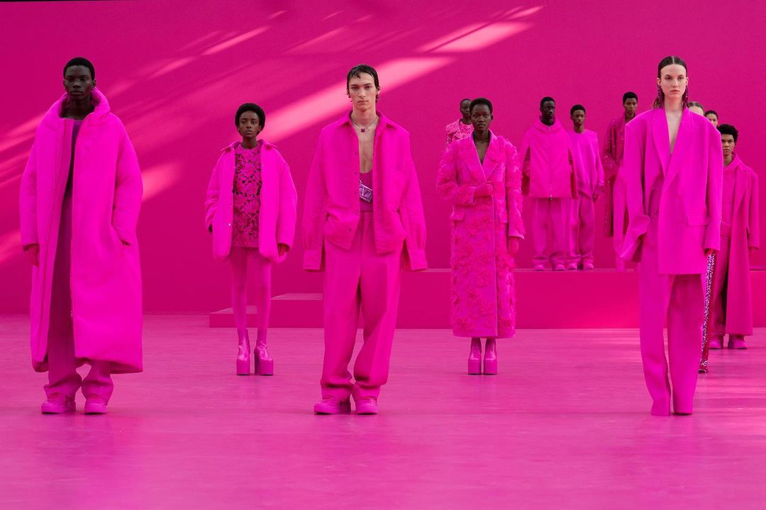 Maison Valentino já havia antecipado tendência do barbiecore em desfile de 2022 (Foto: Reprodução/Instagram @maisonvalentino)