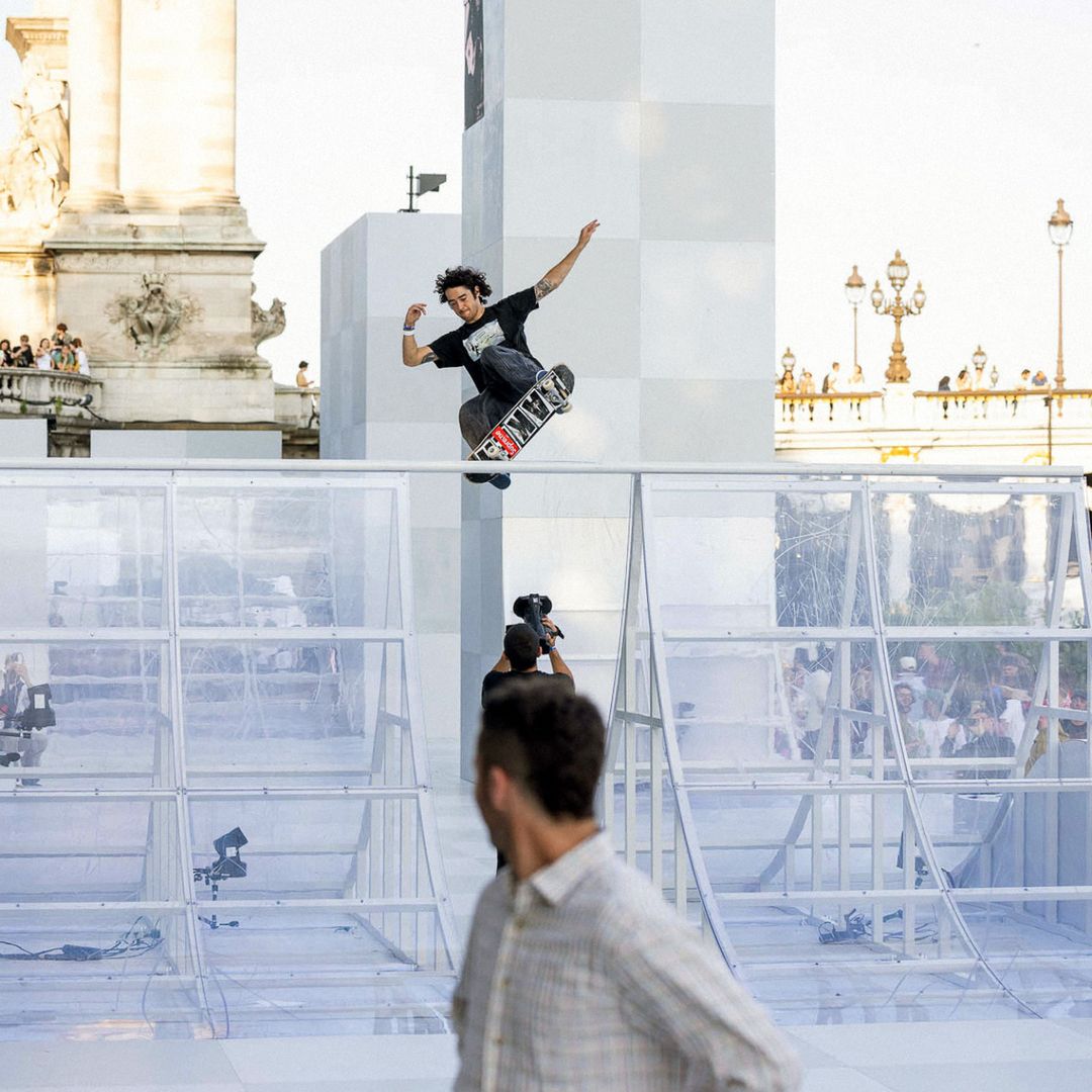 Pista de skate às margens do Rio Sena chamou atenção para nova linha da Vans (Foto: Reprodução/Instagram @vans)