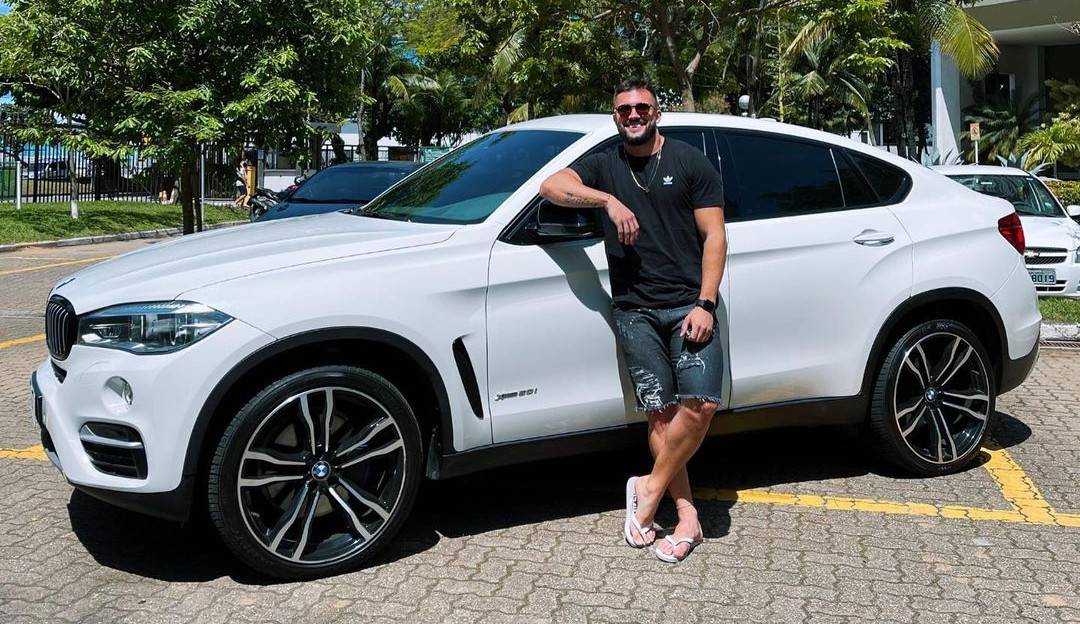 Ex-BBB Arthur, compra carro de R$ 450 mil e famosos parabenizam