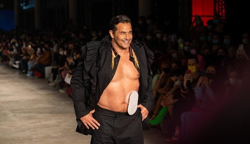 Luciano Szafir surpreende ao desfilar com bolsa de estomia na SPFW