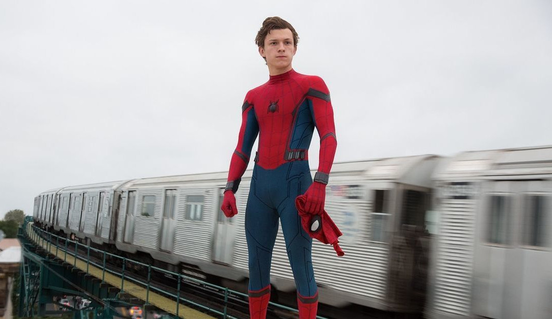 Tom Holland revela não precisar mais de enchimentos em seus trajes de Homem-Aranha