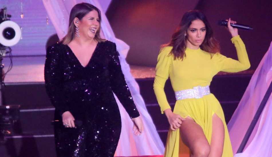 Anitta presta homenagem a Marília Mendonça durante premiação em Las Vegas